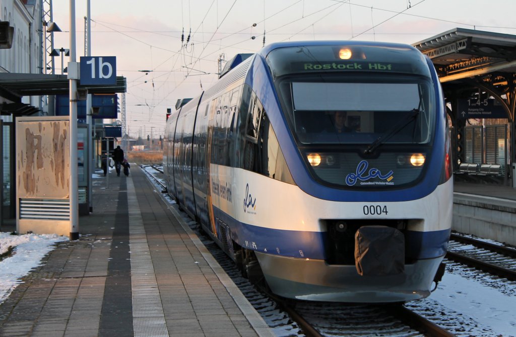 Der OLA VT 0004 bei der Ausfahrt in G�strow nach Rostock am 1.2.2012