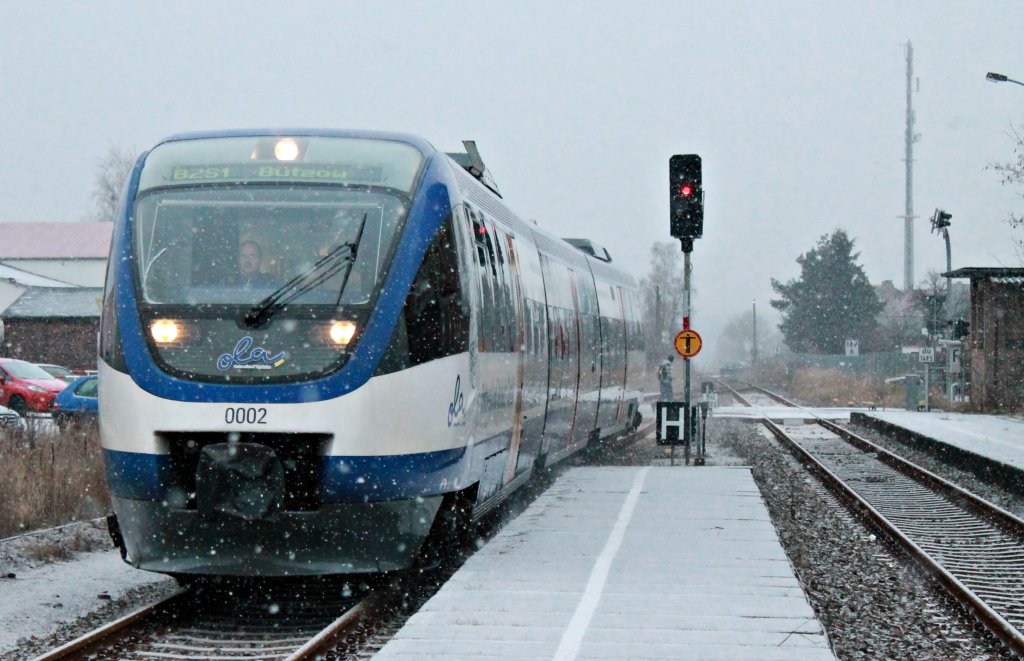 Der VT 0002 der OLA bei der Einfahrt im verschneiten Torgelow am 2.2.2012