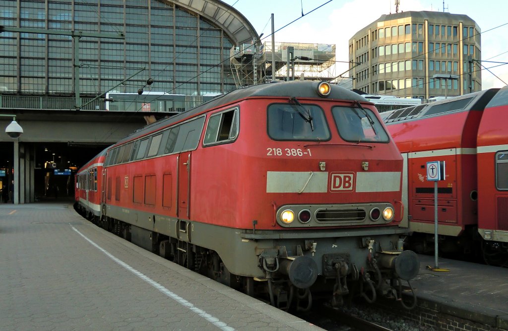 Die 218 386 mit einem RE nach L�beck HBF am 8.2.2011 in Hamburg HBF