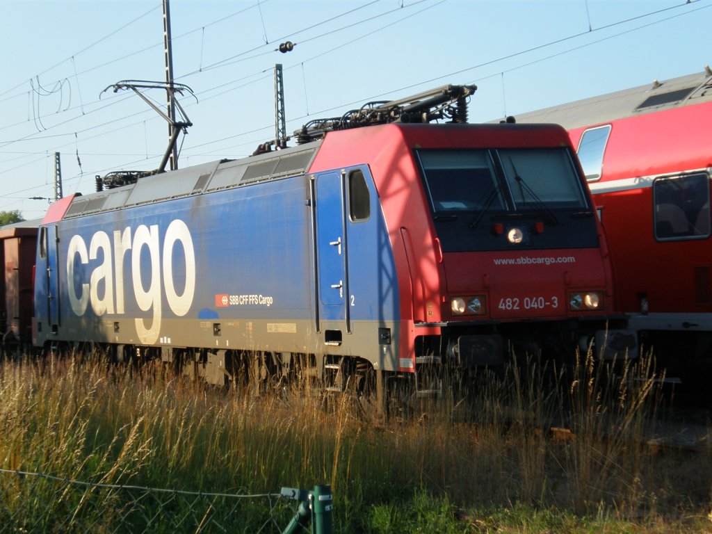 Die von der LOCON AG gemietete 482 040 im Juli 2011 im Bahnhof Grimmen. Der Zug kam von Sassnitz-Lancken und fuhr nach Neubrandenburg (mit E-Traktion) und danach weiter nach Kleeth. 
