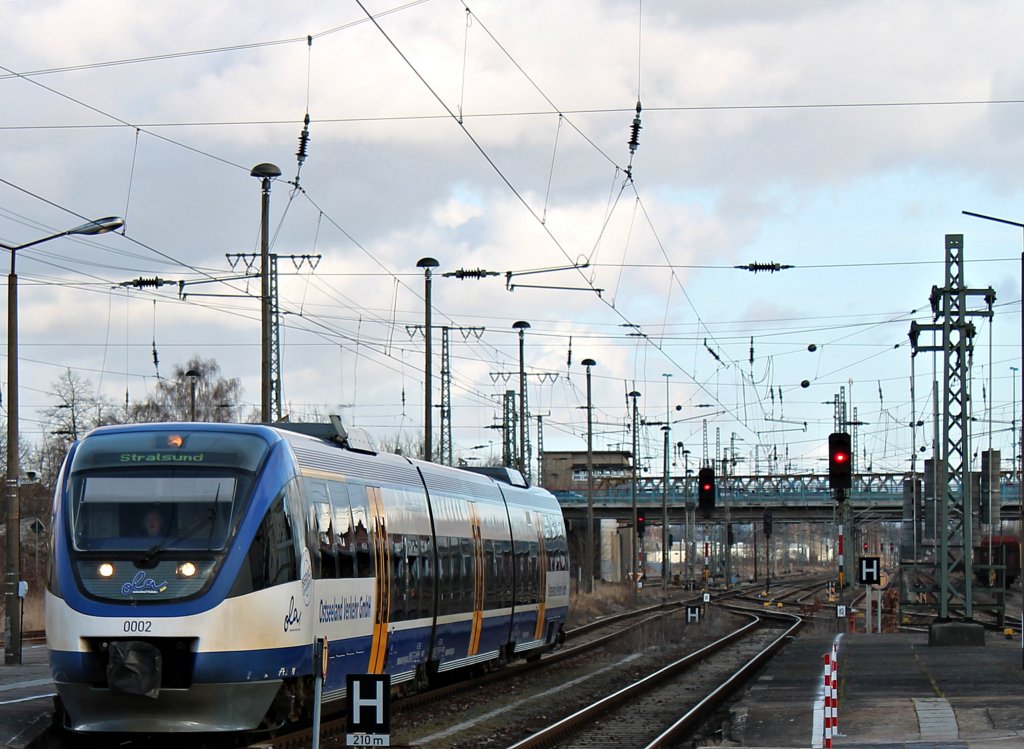 Mit Lichthupe begr��te mit der Tf des VT 0002 bei der Einfahrt in Neubrandenburg am 20.2.2012