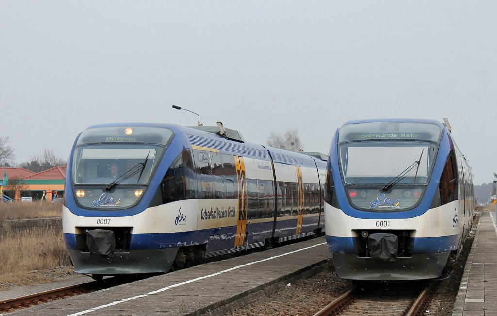 VT 0007 nach B�tzow und VT 0001 nach Ueckerm�nde Stadthafen in Torgelow, dem OLA Bahnhof, am 2.2.2012