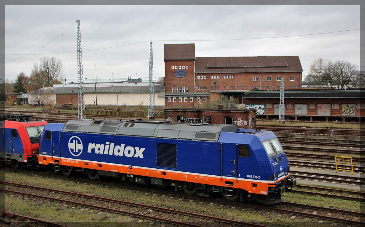 076 109 von Raildox abgestellt in Waren an der Müritz am 11.11.2015