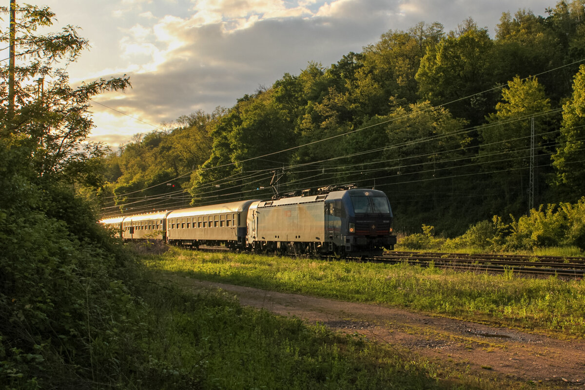 193 520 mit dem DZ 29068 und einer Verspätung von 74 Minuten in Luisenthal (4. Mai 2025)