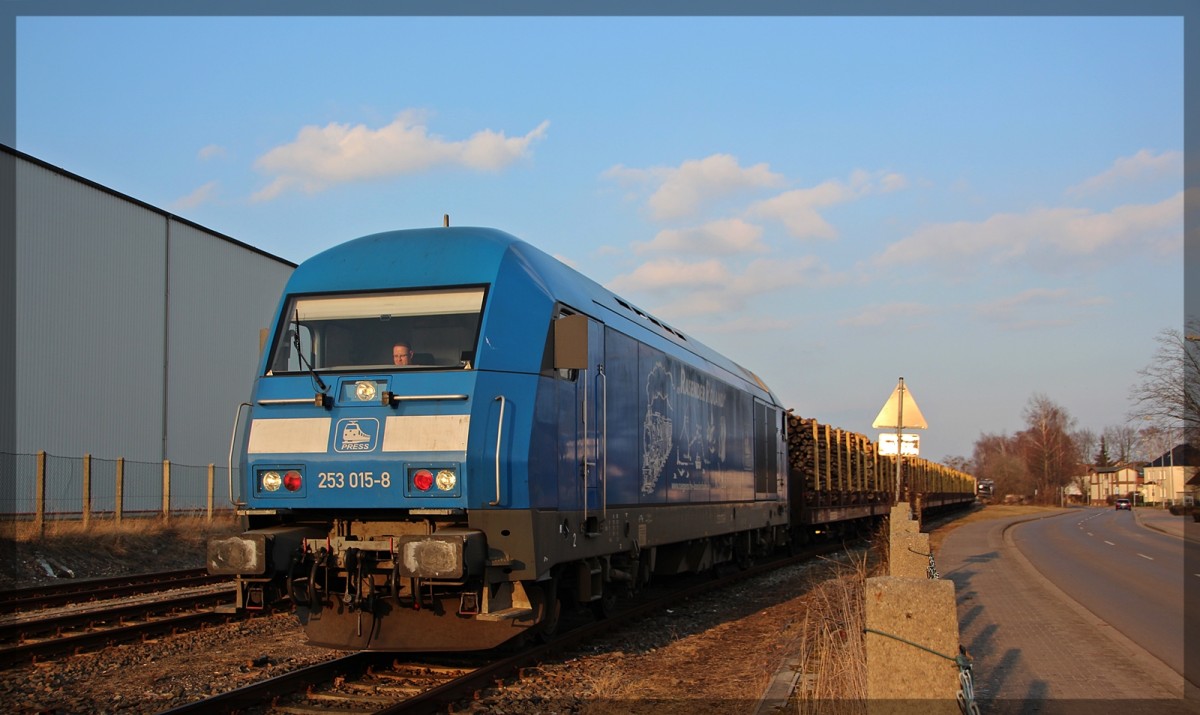 223 052-2 ( 253 015 ) der Press wartet auf die fertigstellung der Beladung im Bahnhof von Torgelow am 08.03.2016