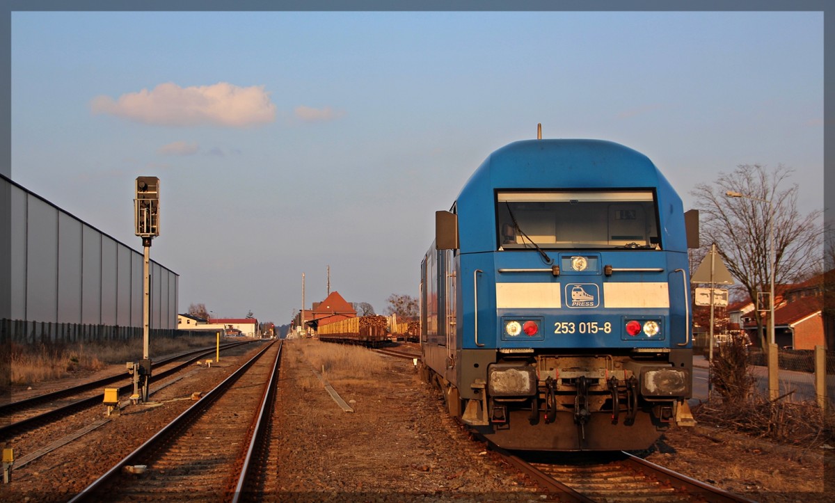223 052-2 ( 253 015 ) der Press wartet auf die fertigstellung der Beladung im Bahnhof von Torgelow am 08.03.2016