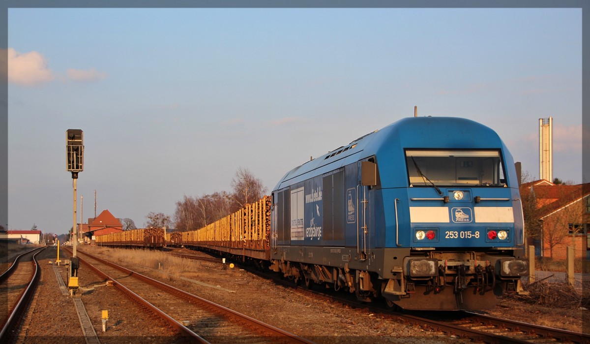 223 052-2 ( 253 015 ) der Press wartet auf die fertigstellung der Beladung im Bahnhof von Torgelow am 08.03.2016