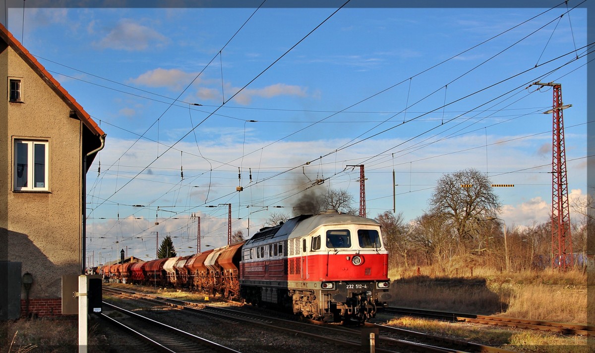 232 512 bei der Ausfahrt im Bahnhof Anklam am 23.12.2015