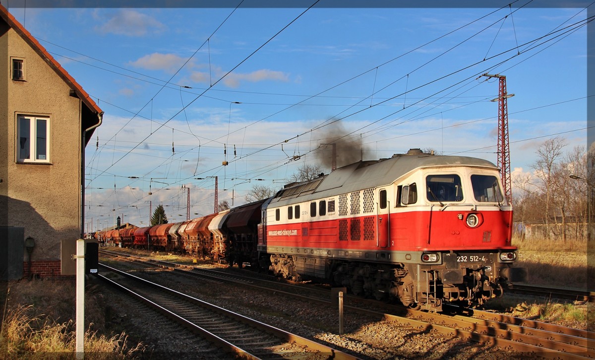 232 512 bei der Ausfahrt im Bahnhof Anklam am 23.12.2015