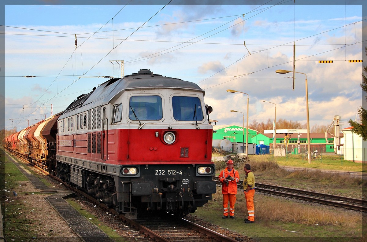232 512 wartet am 23.12.2015 auf Ausfahrt im Bahnhof Anklam