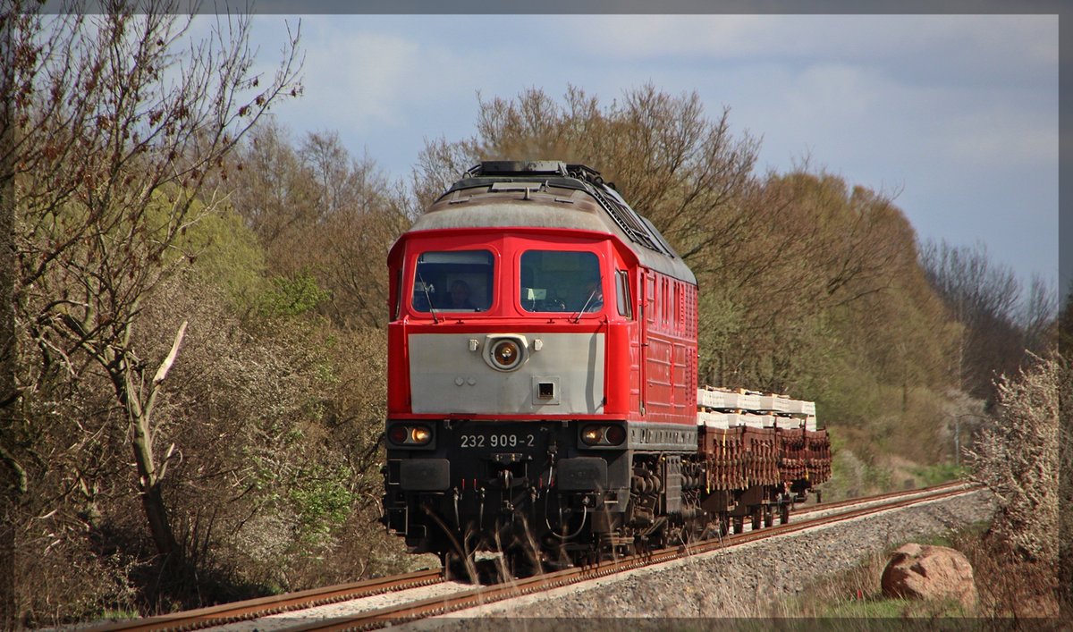 232 909 bei Kraase mit ihrem Schwellenzug in Richtung Kargow am 19.04.2016