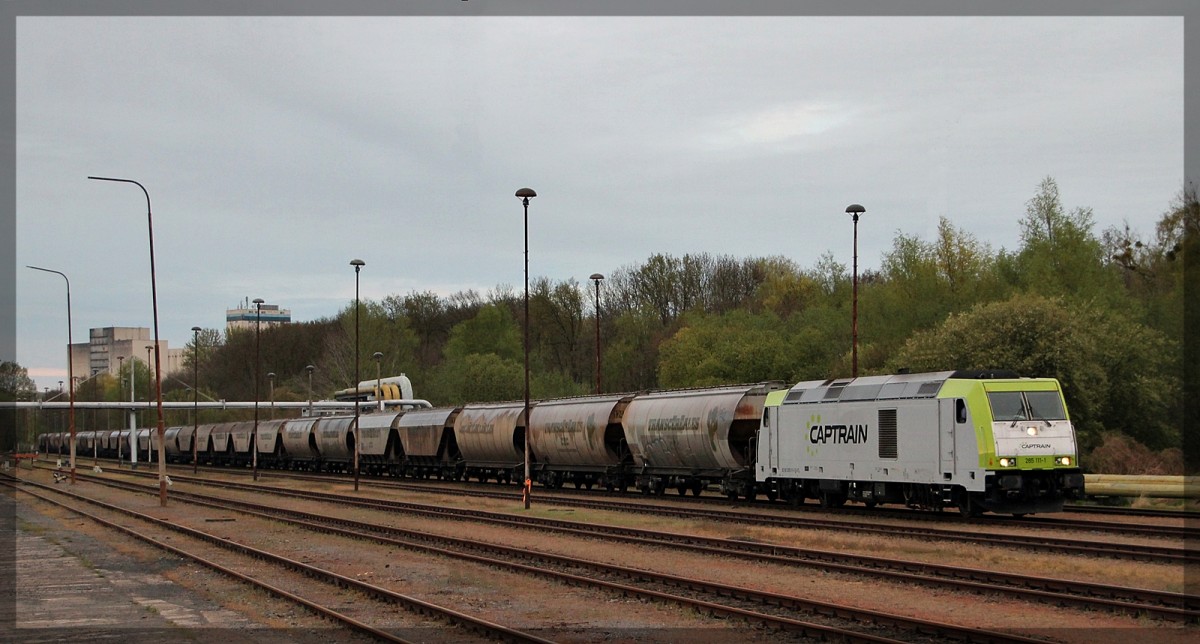 285 111 bei der Ausfahrt aus der Industrie- und Anschlußbahn Neubrandenburg am 27.04.2015