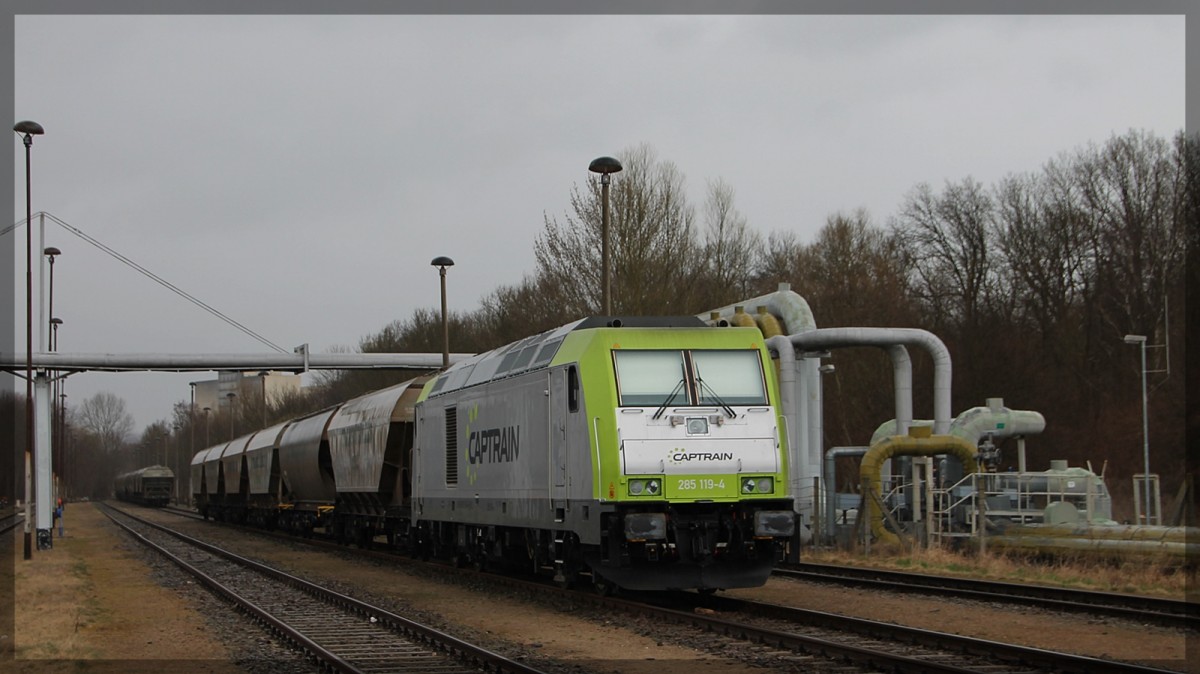 285 119 am 29.3.2015 in Neubradenburg, Industrie- und Anschlussbahn.