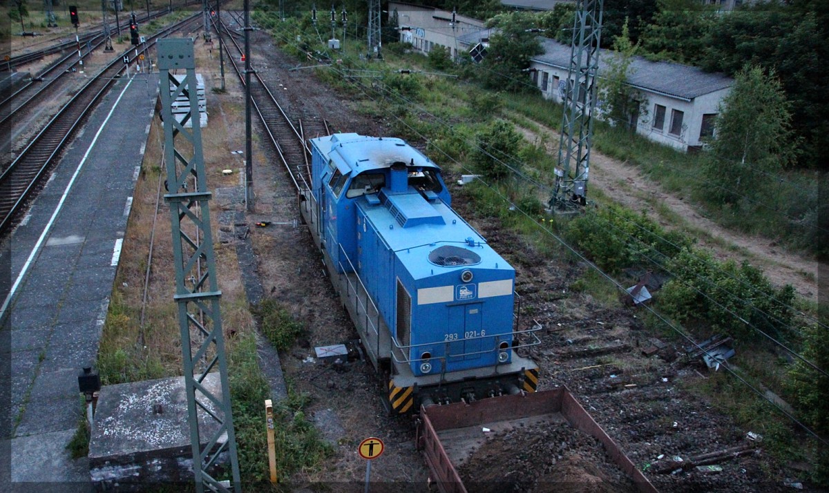 293 021 der PRESS in Neubrandenburg beim rangieren mit einem Bauzug am 28.06.2015