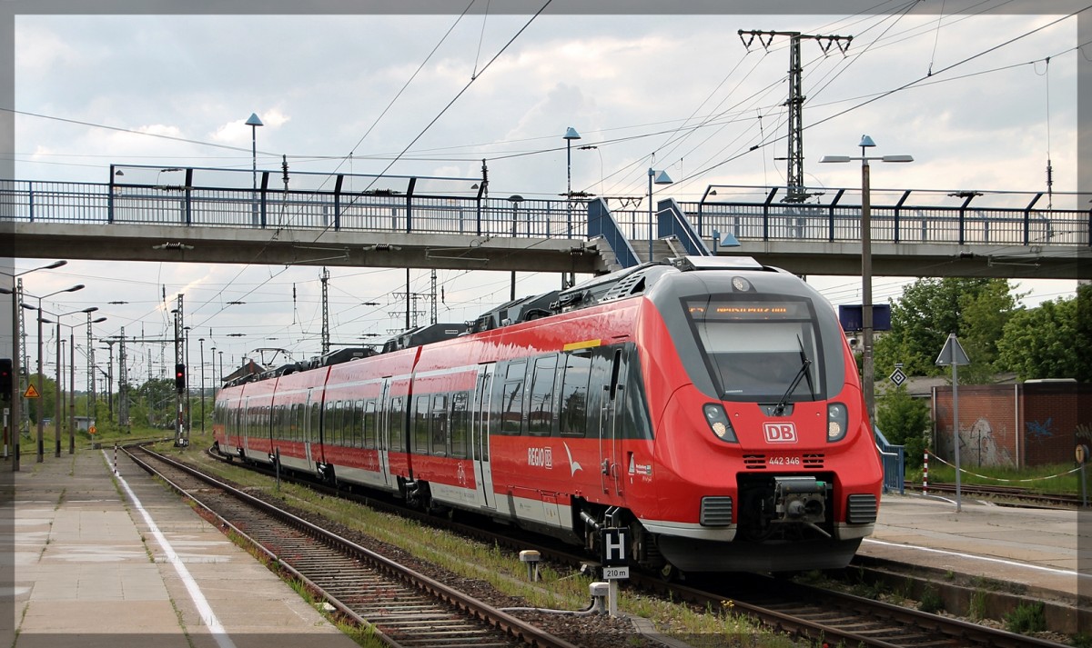 442 346 bei der Einfahrt in den Neubrandenburger Bahn am 20.05.2015. Es war der einzige Zug des Nachmittages der sich in Bewegung befand. 
