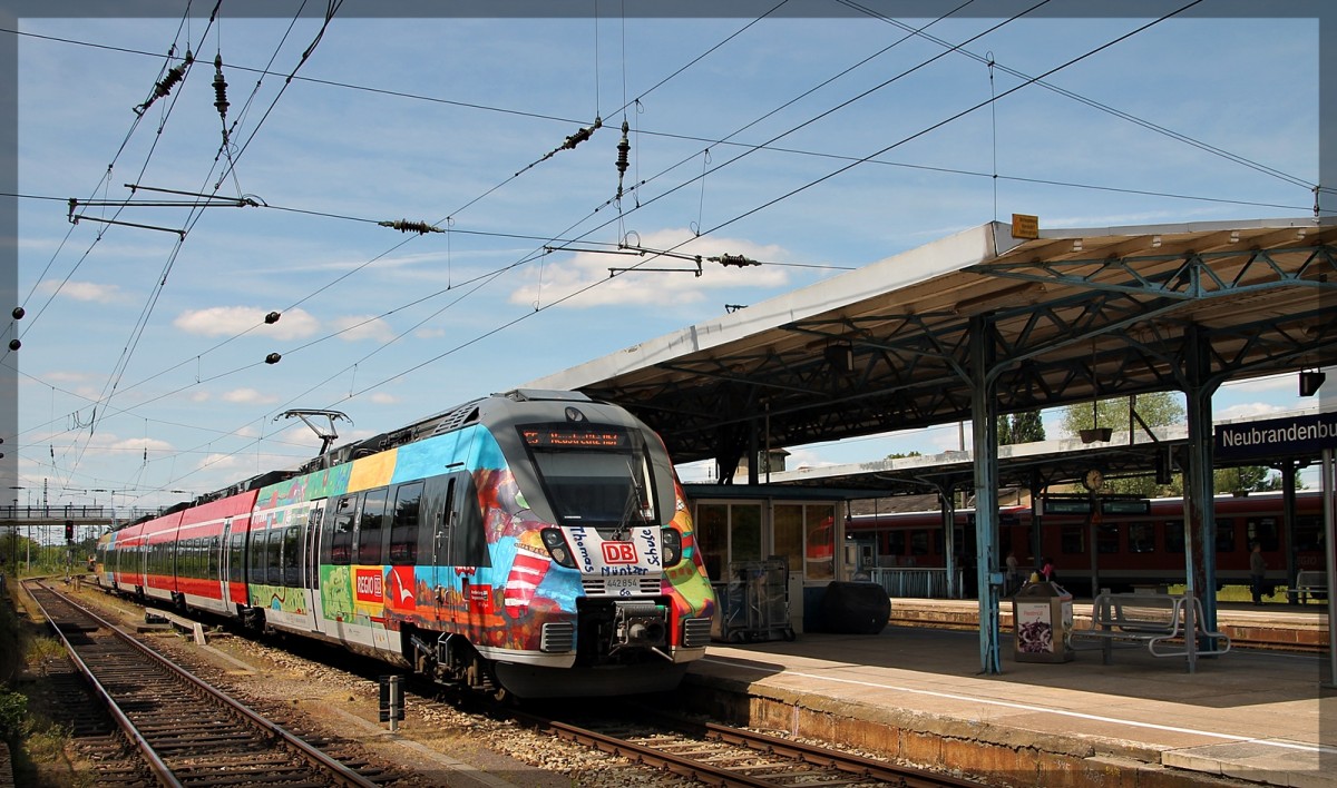 442 354 kurz vor der Abfahrt nach Neustrelitz Hbf in Neubrandenburg am 07.06.2015