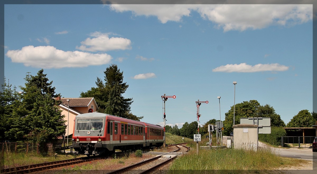 628 674 als RE4 nach Ueckermünde bei der Durchfahrt durch den Bahnhof Kleeth am 10.06.2015