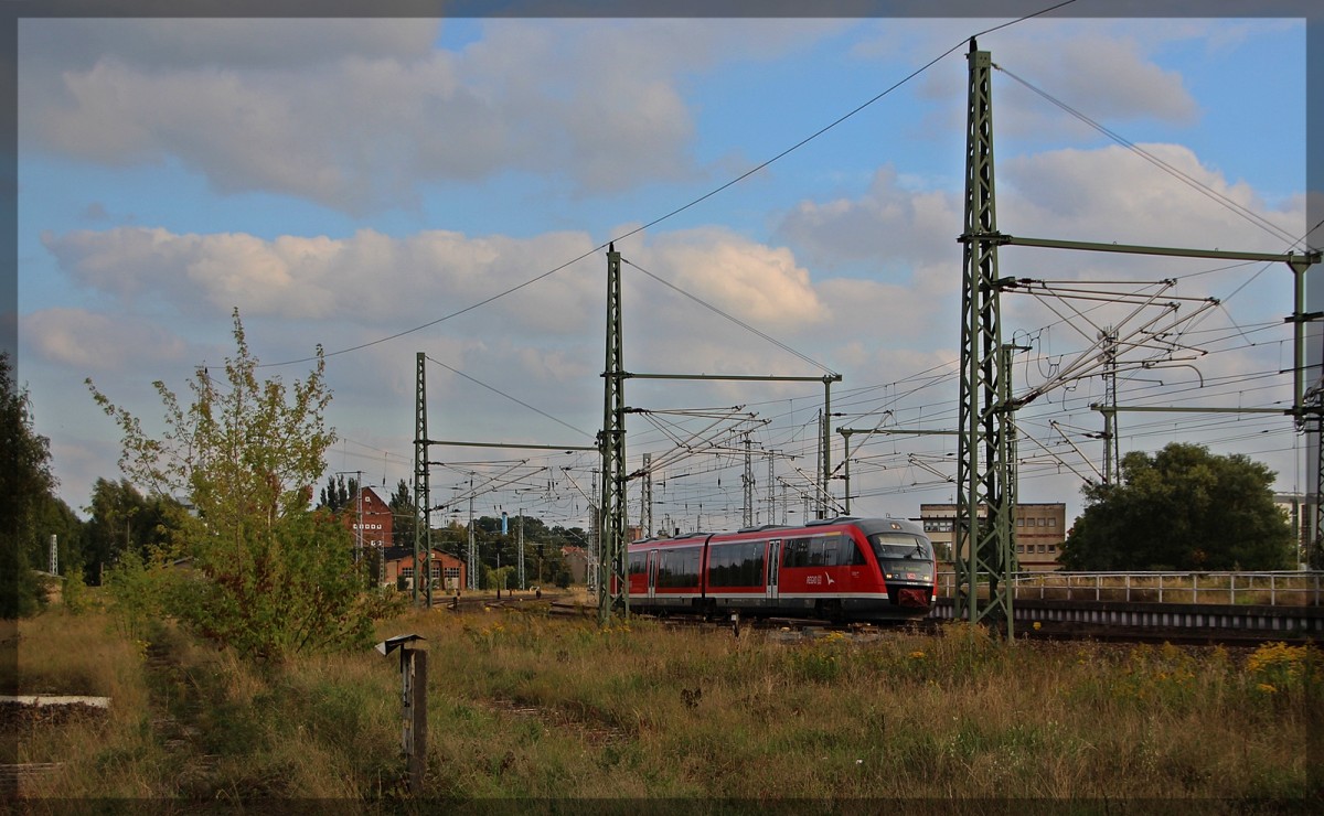 642 049 als RB auf dem Weg nach Malchow, hier bei der Ausfahrt aus Waren an der Müritz am 24.09.2015