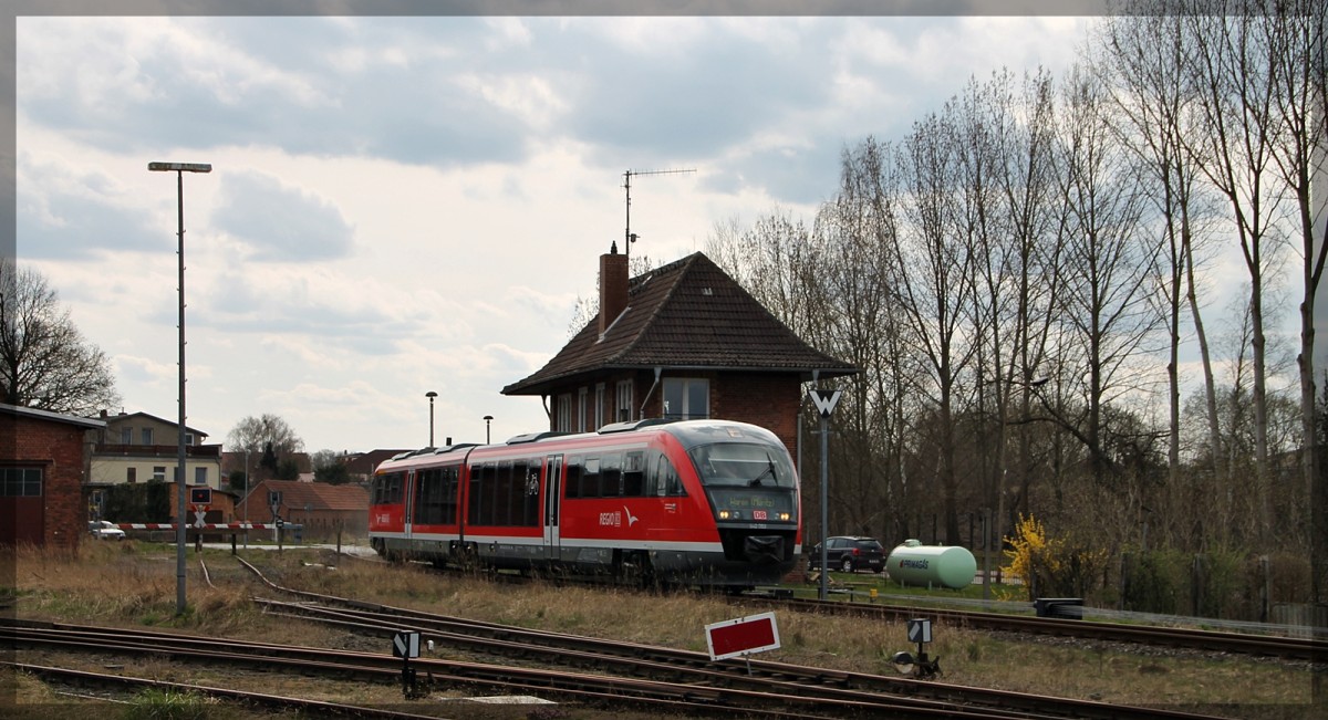 642 053 bei Ausfahrt aus dem Bahnhof Inselstadt Malchow, hier bei der Durchfahrt des alten Malchower Bahnhofs am 12.4.2015