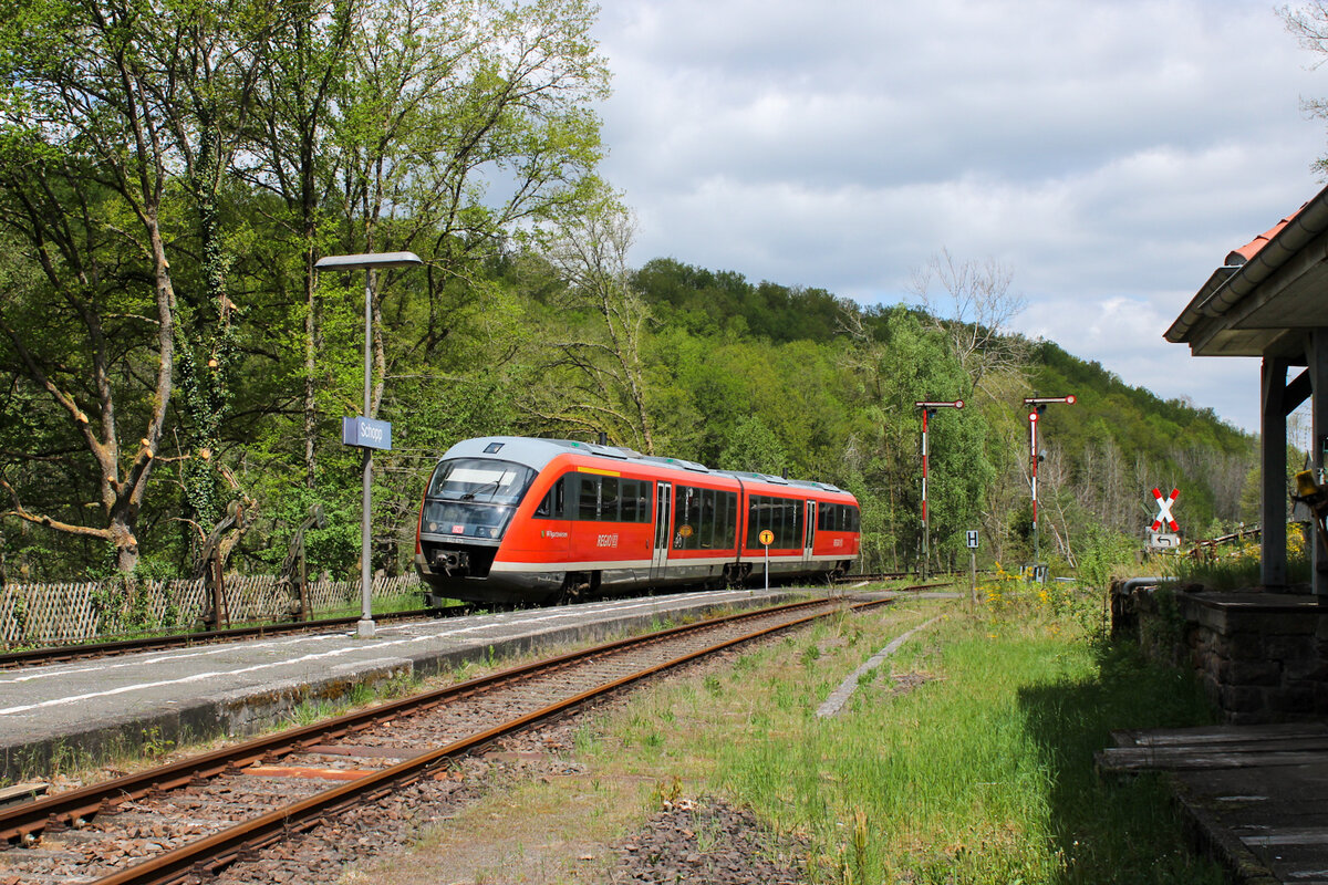 „Museumsbahnhof“ Schopp. Nun ja, eigentlich ist er ja kein Museumsbahnhof, auch wenn hier der Eindruck entsteht, dass hier irgendwann mal die Zeit stehengeblieben ist. Formsignale, ein Empfangsgebäude mit Stellwerk, ja sogar eine Anrufschranke ist noch vorhanden. Hier fährt 642 175 in den Bahnhof ein. (4. Mai 2025)