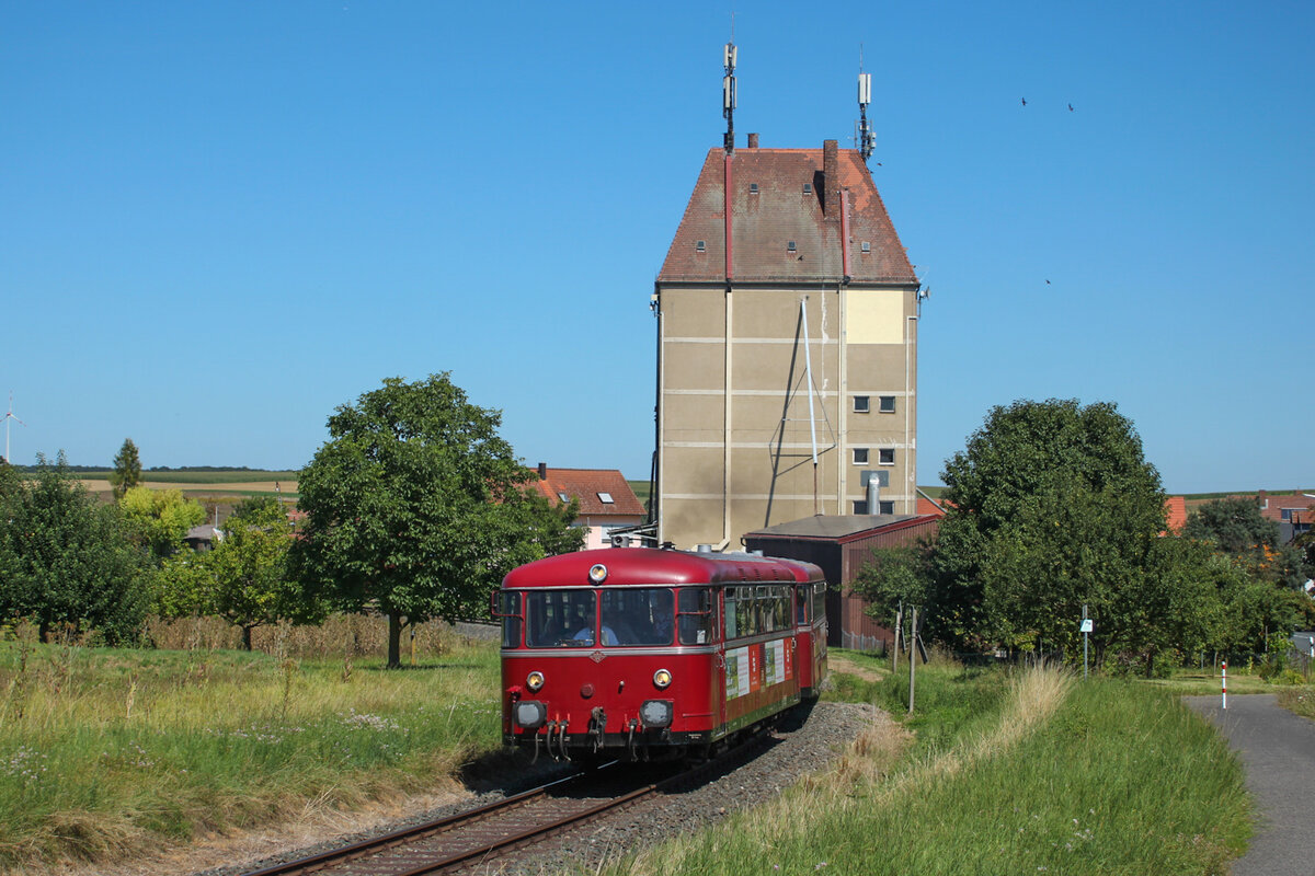 Am 11. August 2024 ging es mit drei Hobbykollegen zur Mainschleifenbahn. Wir positionierten uns in Prosselsheim und warteten auf die Schienenbusgarnitur. Gegen 14:20 Uhr machte es klick und 796 702 und 996 726 wurden als MSB 04 nach Seligenstadt MSB auf die Speicherkarte gebannt.