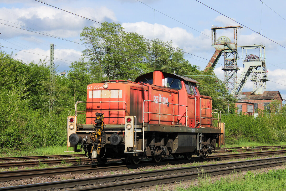 Am Nachmittag des 04.05.2025 passierte 294 859-3 Luisenthal.