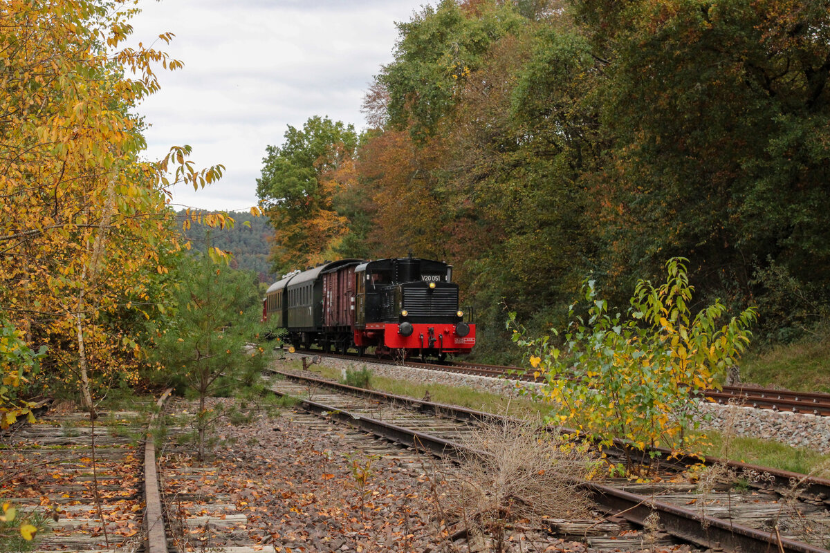 Ausgedient hat der Anschluss zum NATO Tanklager bei Hinterweidenthal. 1955 wurde das Tanklager errichtet und erhielt 1957 einen Gleisanschluss an die etwa einen Kilometer entfernte Wieslauterbahn. Bis in die 1990er wurde der Anschluss bedient, bis das Tanklager 1994 geschlossen wurde. Bei Kilometer 3,9 zweigt die Anschlussbahn von der Wieslauterbahn ab. An dieser Stelle gab es auch einmal einen kleinen Übergabebahnhof, dessen Gleise bis heute noch existieren, allerdings ist die Weiche zur Wieslauterbahn mittlerweile ausgebaut. Am 15.10.2025 passiert V20 051 mit der RB 74208 den ehemaligen Übergabebahnhof.