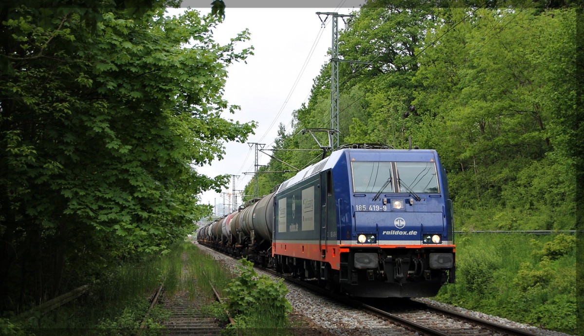 Die 185 419 von Raildox bei der Ausfahrt aus Neubrandenburg Richtung Neustrelitz (Berlin) am 23.05.2015