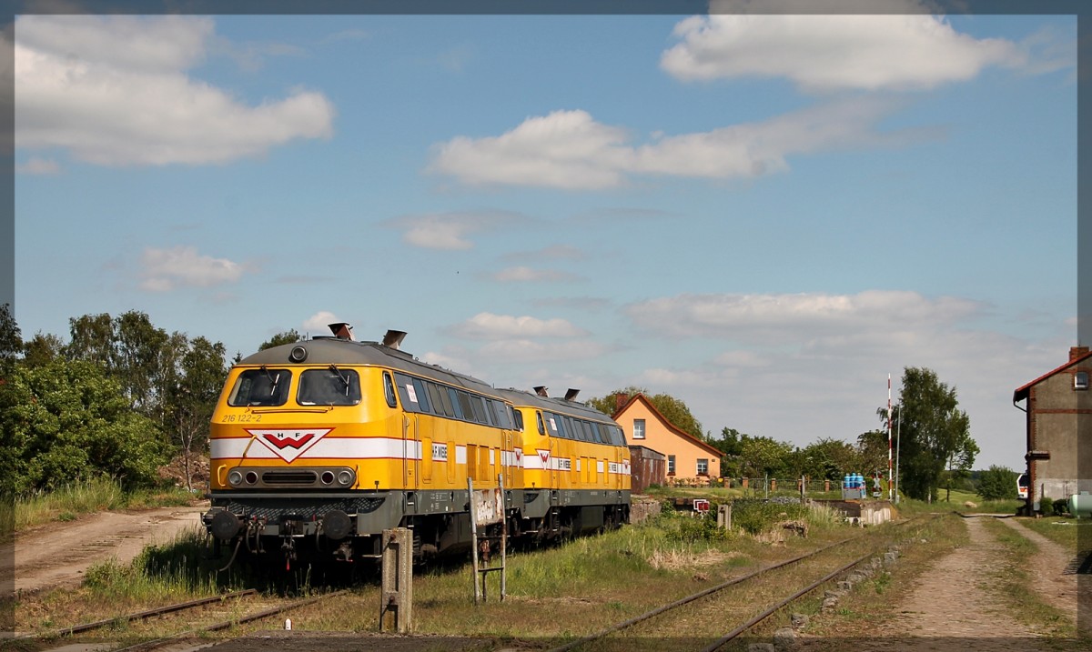 Die 216 122 (Lok 10) und die 216 012 (Lok 11) von Wiebe abgestellt in Möllenhagen am 22.05.2015