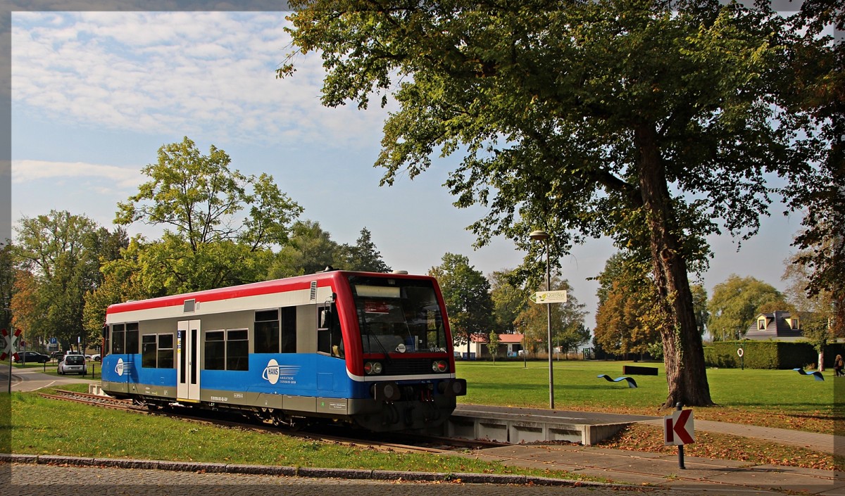 EGP/HANS VT 504 002 bei einer Pause in Neustrelitz am Haltepunkt Schlossgarten am 04.10.2015