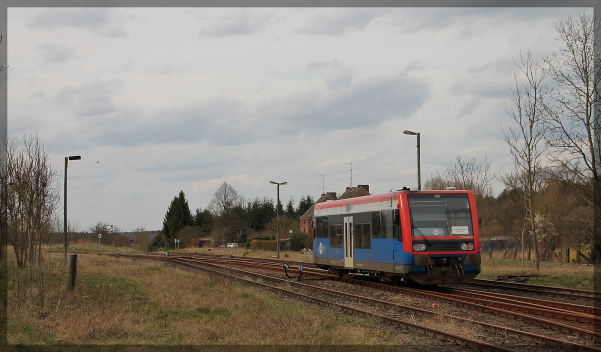 HANS VT 504 001 auf dem Weg nach Parchim, bei der Ausfahrt aus dem Bahnhof Karow (Meckl.) am 12.4.2015