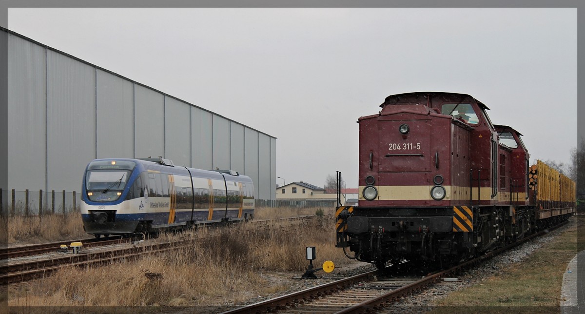 VT 0001 der Ostseelandverkehr GmbH auf dem Weg in Richtung Bützow fährt an 203 311 und 203 347 der MTWG vorbei am 02.02.2011