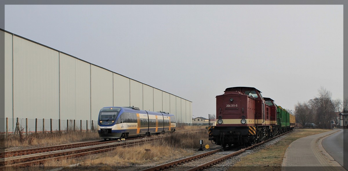 VT 0008 der Ostseelandverkehr GmbH auf dem Weg in Richtung Bützow fährt an 203 311 und 203 347 der MTWG vorbei am 02.02.2011