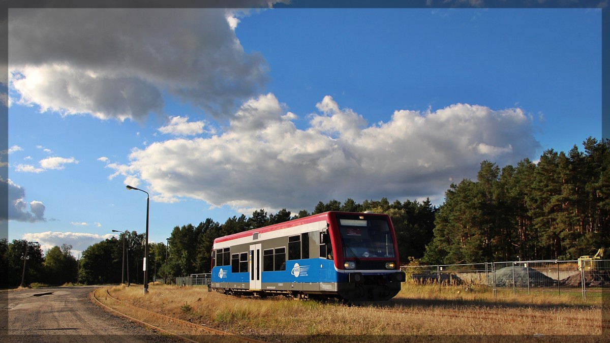 VT 504 002 der EGP/HANS beim Umleiterverkehr in Neustrelitz-Bügersee als  Kleinseebahn  auf dem Weg nach Mirow am 27.09.2015