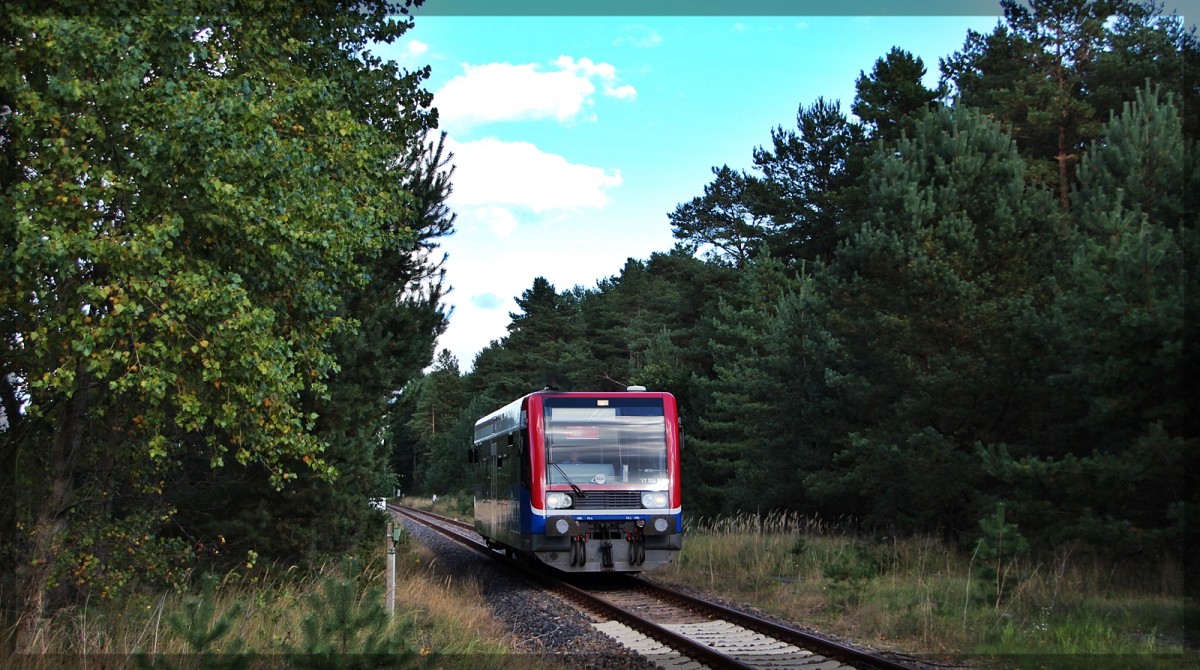 VT 504 002 der EGP/HANS beim Umleiterverkehr in Neustrelitz-Bügersee als  Kleinseebahn  auf dem Weg nach Mirow am 27.09.2015