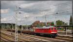 232 469 mit einem leeren Schwellenzug bgestellt in Waren an der Müritz am 13.05.2015
