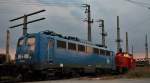140 038 und eine WFL V60 mit einem Holzzug in Neubrandenburg abgestellt.