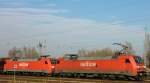 Die 152 053 an der Front und die 152 081 als Extra Schublok in Rostock Seehafen am 26.2.2011