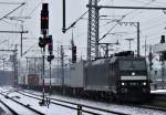 185 563 mit Containerzug am 13.02.12 in Fulda   