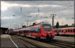 442 346 als so ziemlich einziger Zug des Nachmittages hier bei der Ausfahrt aus dem Neubrandenburger Bahn der hier eher einem Abstellhof gleicht.
