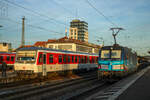 Am Abend des 27.12.2024 steht 628 507  List  steht als RB 12876 nach Kusel in Kaiserslautern bereit, während 393 002-1 nach Passau fährt.