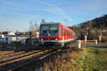 628 455 passiert den Bahnübergang in der Raiffeisenstraße in Landstuhl (27.12.2024)