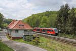 „Museumsbahnhof“ Schopp. Nun ja, eigentlich ist er ja kein Museumsbahnhof, auch wenn hier der Eindruck entsteht, dass hier irgendwann mal die Zeit stehengeblieben ist. Formsignale, ein Empfangsgebäude mit Stellwerk, ja sogar eine Anrufschranke ist noch vorhanden. Hier steht 642 175 im Bahnhof Schopp und nimmt weitere Fahrgäste auf. (4. Mai 2025)